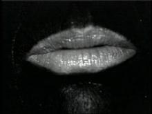 Not I, photogramme issu de l’adaptation télévisuelle de 1989 de l'œuvre originale de Samuel Beckett Not I (1972).