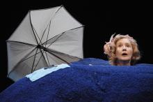 Photographie issue de l’œuvre originale de Samuel Beckett, Oh les beaux jours (1960-61), mise en scène d’André Brassard, avec Andrée Lachapelle au Théâtre Espace Go, Montréal, 8 octobre 2008.
