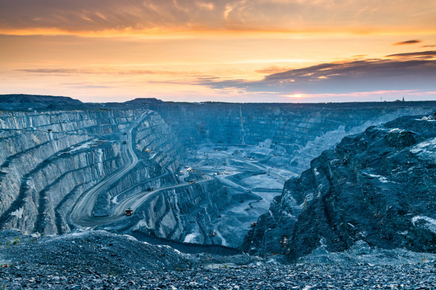 Photographie de la Mine Canadian Malartic au soleil couchant en Abitibi-Témiscamingue