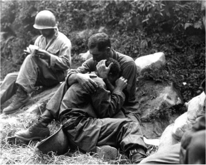 Landov. Soldat en consolant un autre, guerre de Corée 1950