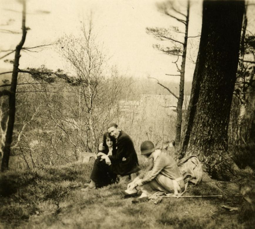 Jeune couple en forêt - [Vers 1925], Bibliothèque et Archives nationales du Québec