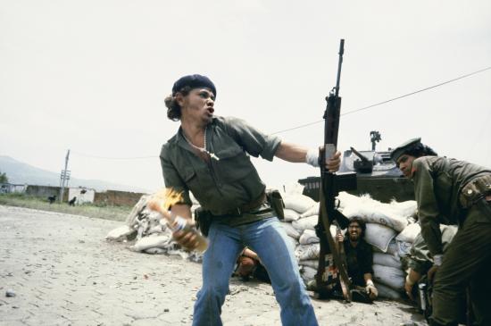 Meiselas, Susan. 1979. Nicaragua. «Sandinistas at the Walls of the Esteli National Guard Headquarters»