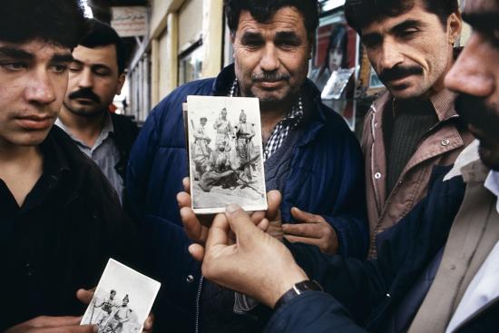 Fig. 4: Meiselas, Susan. 1991. «Jamal Kader Osman shows a picture he carries of himself as a Peshmerga fighter from the 1963 rebellion»