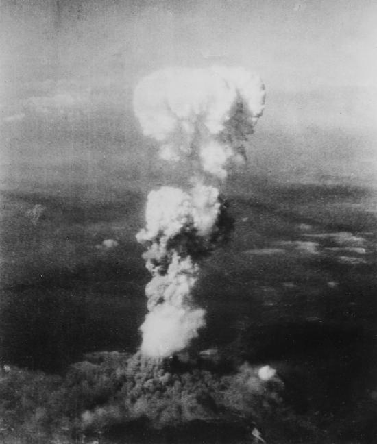 Fig. 1: Unknown photographer. 1945. «Atomic Cloud Over Hiroshima» 