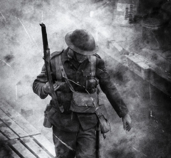 Soldat britannique marchant dans une tranchée sur le champ de bataille dans la Somme, France