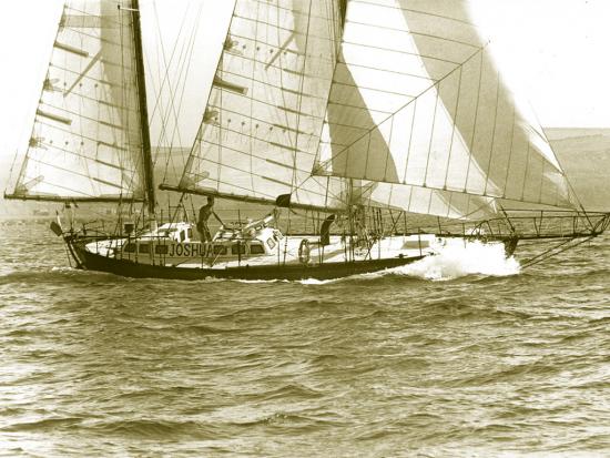 Photographie sépia de Bernard Moitessier en mer sur son voilier 'Joshua'