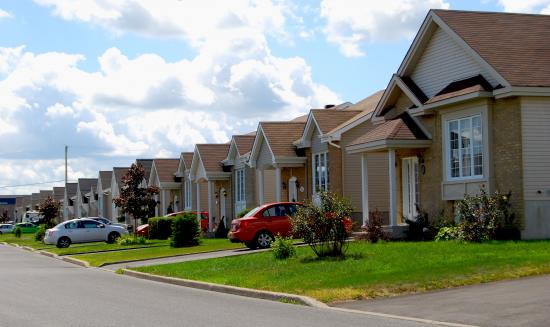 Parent, Marie. «Maisons. Une rue de banlieue nouvellement construite. Saint-Jean-sur-Richelieu»