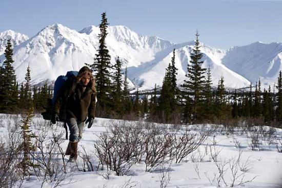 Christopher marchant dans un paysage enneigé de l'Alaska