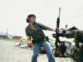 Meiselas, Susan. 1979. Nicaragua. «Sandinistas at the Walls of the Esteli National Guard Headquarters»