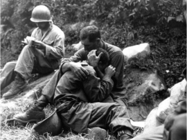 Landov. Soldat en consolant un autre, guerre de Corée 1950