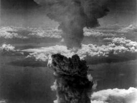 Fig. 2: Unknown photographer. 1945. «Atomic Cloud Over Nagasaki»