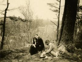 Jeune couple en forêt - [Vers 1925], Bibliothèque et Archives nationales du Québec