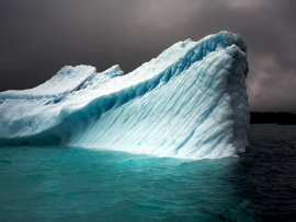 Seaman, Camille. 2008. «Breaching Iceberg, Greenland»