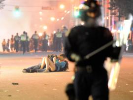 Lam, Rich. 15 juin 2011. «Riot Breaks Out After Game In Vancouver»